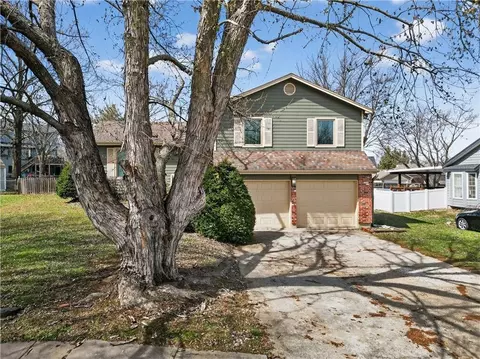 15200 W Ellsworth Ct, Olathe, KS 66062