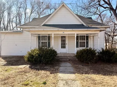 416 S 5th St, Hopkins, MO 64461