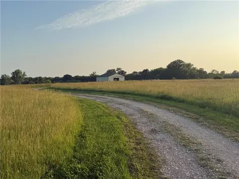 15820 Short Ln, Smithville, MO 64089