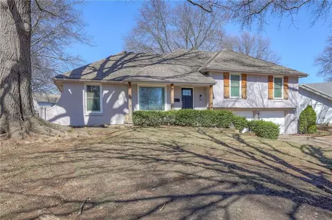 800 W 122nd St, Kansas City, MO 64145