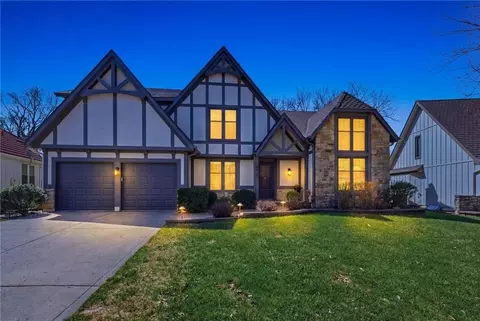 205 NE Shoreview Dr, Lees Summit, MO 64064