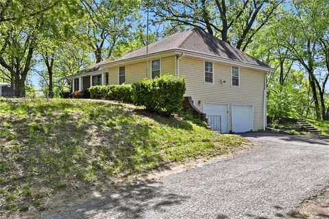 10407 NW Crooked Rd, Kansas City, MO 64152