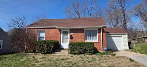 1606 W Sheley Rd, Independence, MO 64052