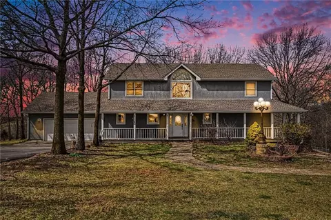 17251 Hollingsworth Rd, Basehor, KS 66007