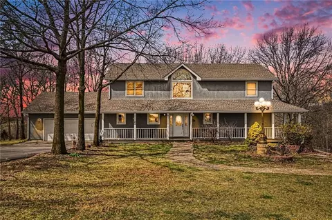 17251 Hollingsworth Rd, Basehor, KS 66007