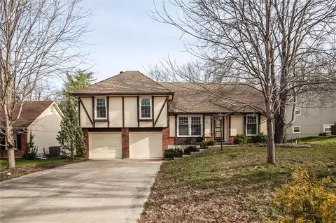 10106 NW Mirror Lake Dr, Kansas City, MO 64152