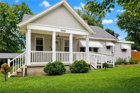 2909 S Leonard Rd, Saint Joseph, MO 64503