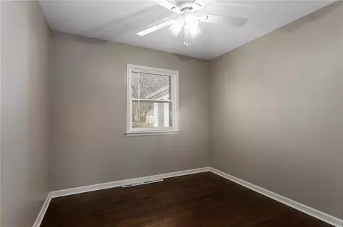 Bedroom - 902 SW Lea Dr, Lees Summit, MO 64081 photo 4 of 6
