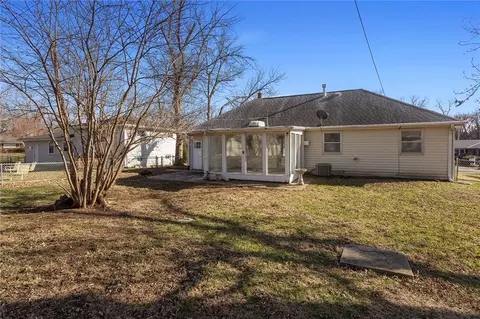 Exterior - 902 SW Lea Dr, Lees Summit, MO 64081 photo 2 of 3