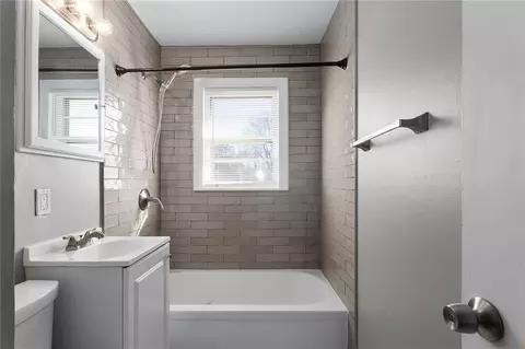 Bath - 902 SW Lea Dr, Lees Summit, MO 64081 photo 1 of 1