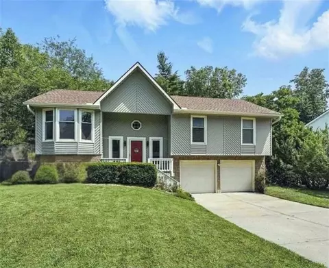 5714 Creekview Dr, Parkville, MO 64152