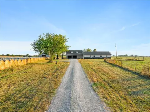 9393 State Route 52 Hwy, Amoret, MO 64722