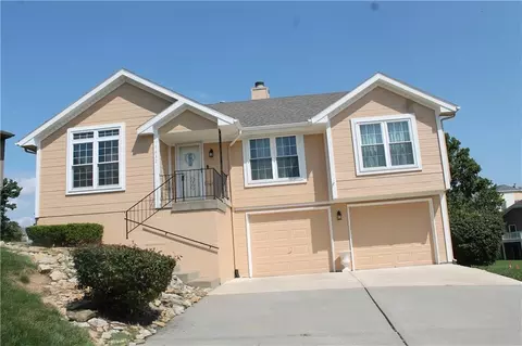 7832 N Strathbury Ave, Kansas City, MO 64151