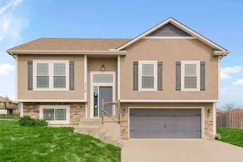 1112 SW 10th Ter, Oak Grove, MO 64075