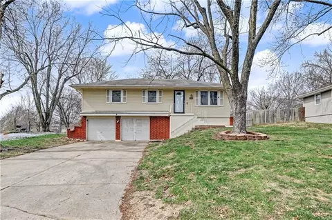 1913 SW Gladstone Dr, Blue Springs, MO 64014