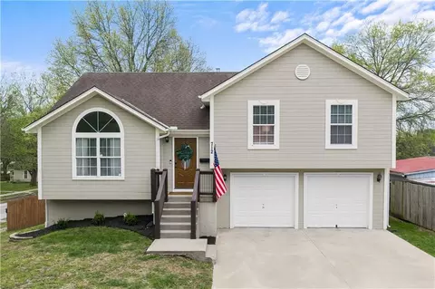 712 Locust St, Pleasant Hill, MO 64080