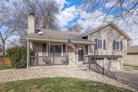 908 NE Bristol Dr, Lees Summit, MO 64086