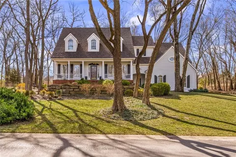 10730 S Cedar Niles Cir, Olathe, KS 66061