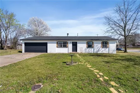 401 N Edgewood Dr, Coffeyville, KS 67337