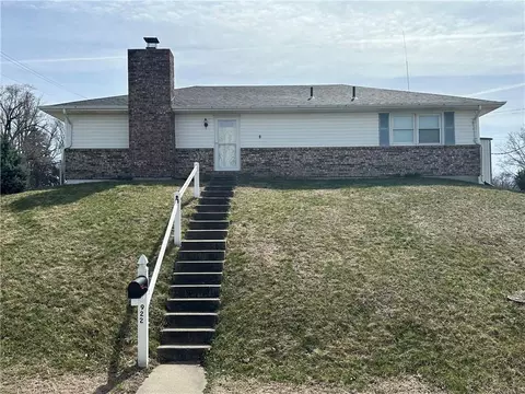 922 E 4th St, Maryville, MO 64468