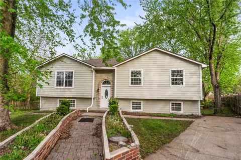 318 SE Bent Tree Dr, Blue Springs, MO 64014