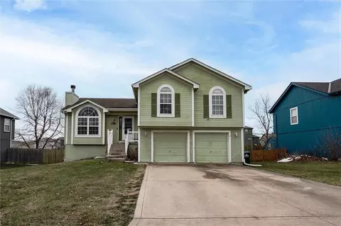 907 Spruce Dr, Greenwood, MO 64034