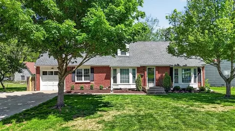 6014 W 68th St, Overland Park, KS 66204