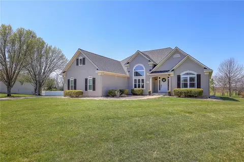1602 SW Timberline Rd, Oak Grove, MO 64075