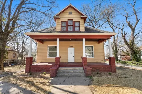 635 N Cedar St, Nevada, MO 64772