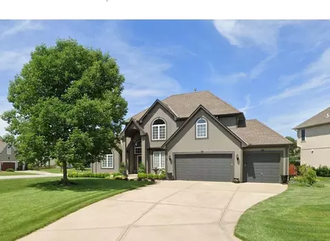 5900 NE Hidden Valley Dr, Lees Summit, MO 64064