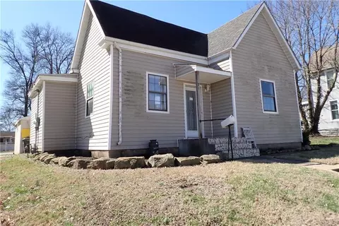 318 E Ohio St, Clinton, MO 64735