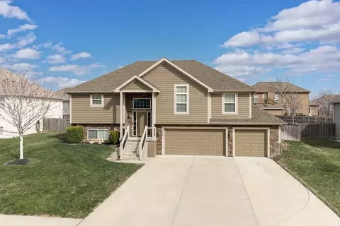 15418 Meyer Dr, Basehor, KS 66007