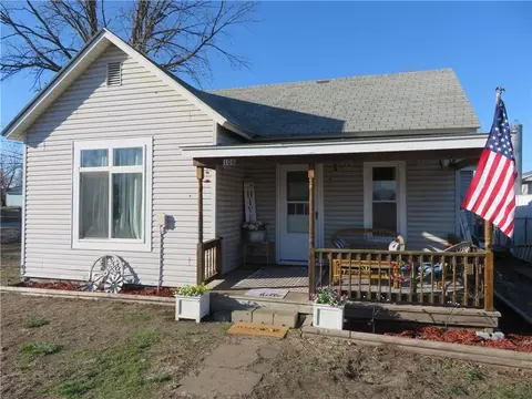 108 W Lake St, Mclouth, KS 66054