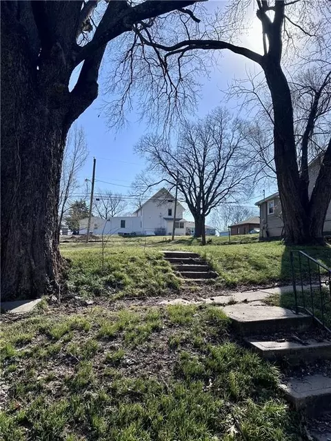 618 Locust St, Eudora, KS 66025 photo 3