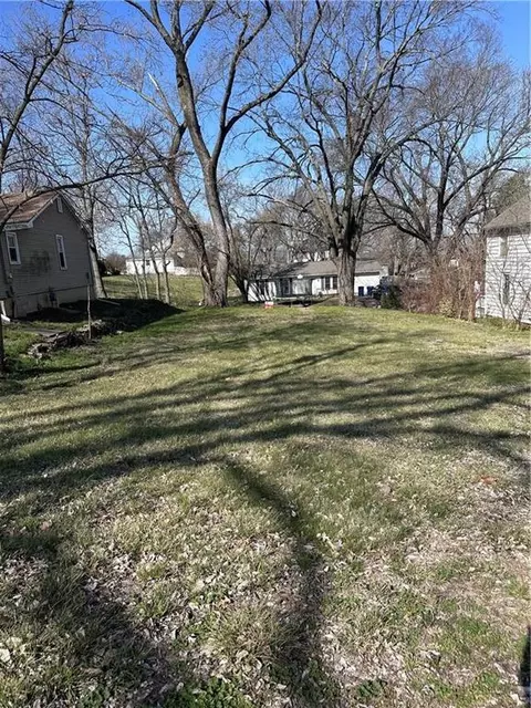 618 Locust St, Eudora, KS 66025 photo 2