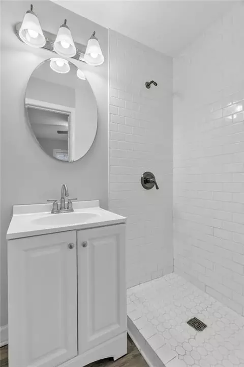 Bath - 9614 E 32nd S St, Independence, MO 64052 photo 1 of 3