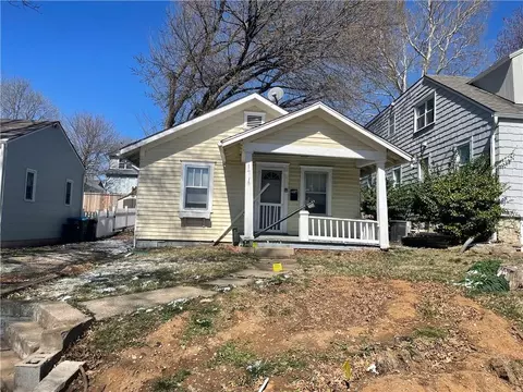 2100 W 48 St, Westwood, KS 66205