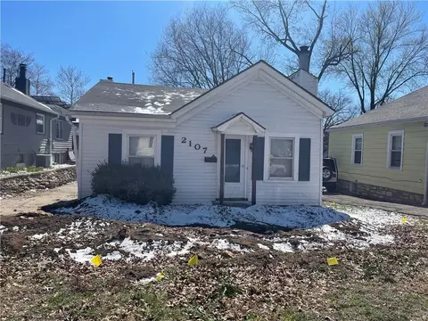 2107 W 48 St, Westwood, KS 66205