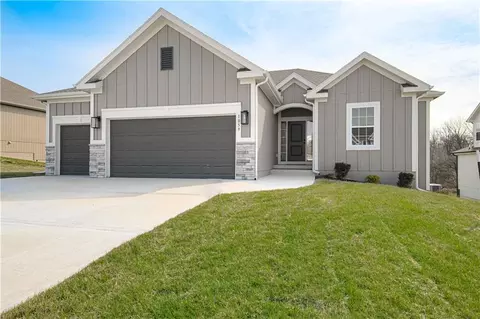 1059 Fir Ln, Liberty, MO 64068