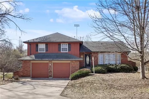 6905 E 129th St, Grandview, MO 64030