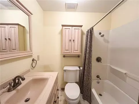 Bath - 1045 Yale Rd, Mapleton, KS 66754 photo 3 of 5