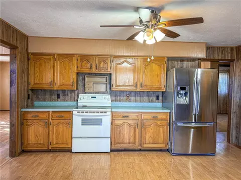 Kitchen - 1045 Yale Rd, Mapleton, KS 66754 photo 3 of 6