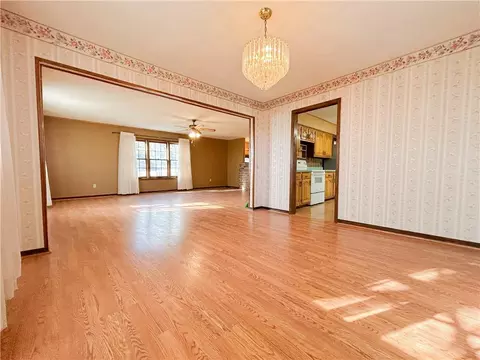 Living - 1045 Yale Rd, Mapleton, KS 66754 photo 10 of 14