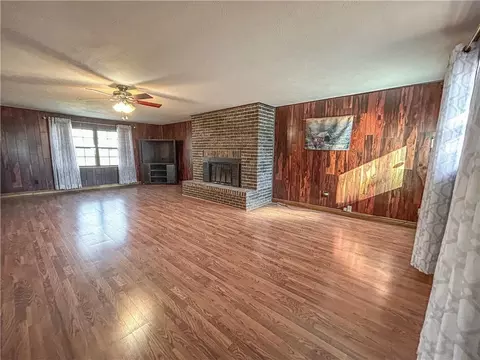 Living - 1045 Yale Rd, Mapleton, KS 66754 photo 11 of 14
