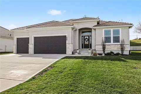 525 NE Sienna Pl, Lees Summit, MO 64064