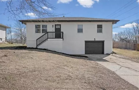 1707 Stacy Rd, Harrisonville, MO 64701