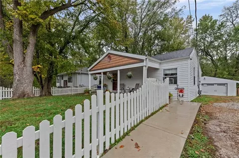 605 4th St, Weston, MO 64098