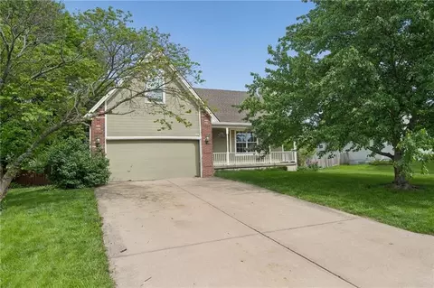 325 SE Canterbury Ln, Lees Summit, MO 64063
