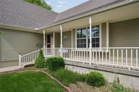 325 SE Canterbury Ln, Lees Summit, MO 64063