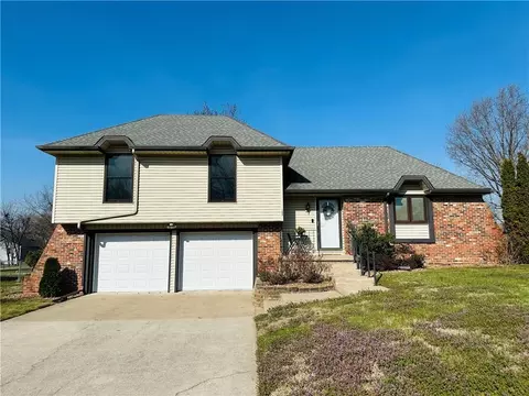 109 S Vansant St, Clinton, MO 64735